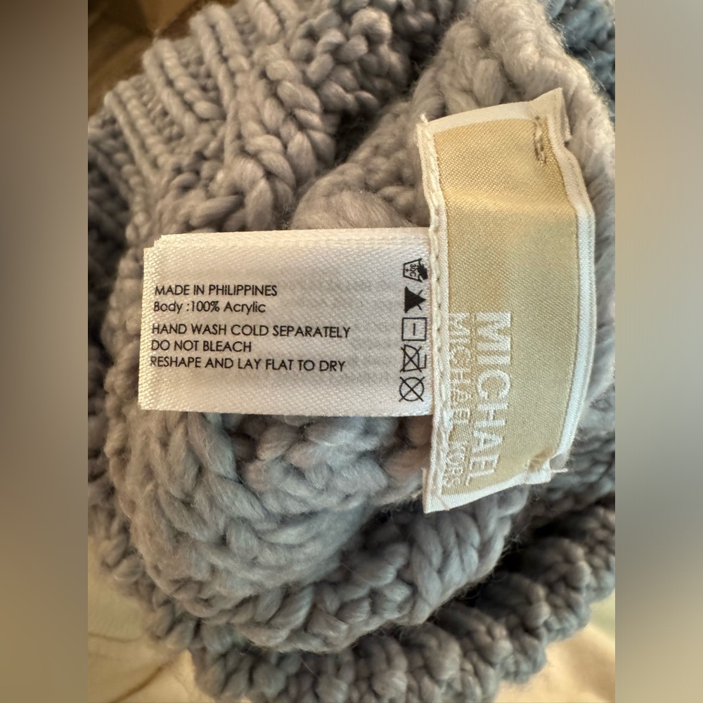 Micheal Kors Women’s Gray Cable Knit Beanie NWT One Size - Picture 3 of 4